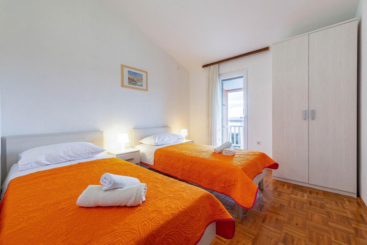 Family Friendly Seaside Apartments Kozino, Zadar - 5749 Petrcane Bagian luar foto