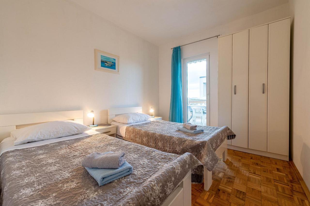 Family Friendly Seaside Apartments Kozino, Zadar - 5749 Petrcane Bagian luar foto