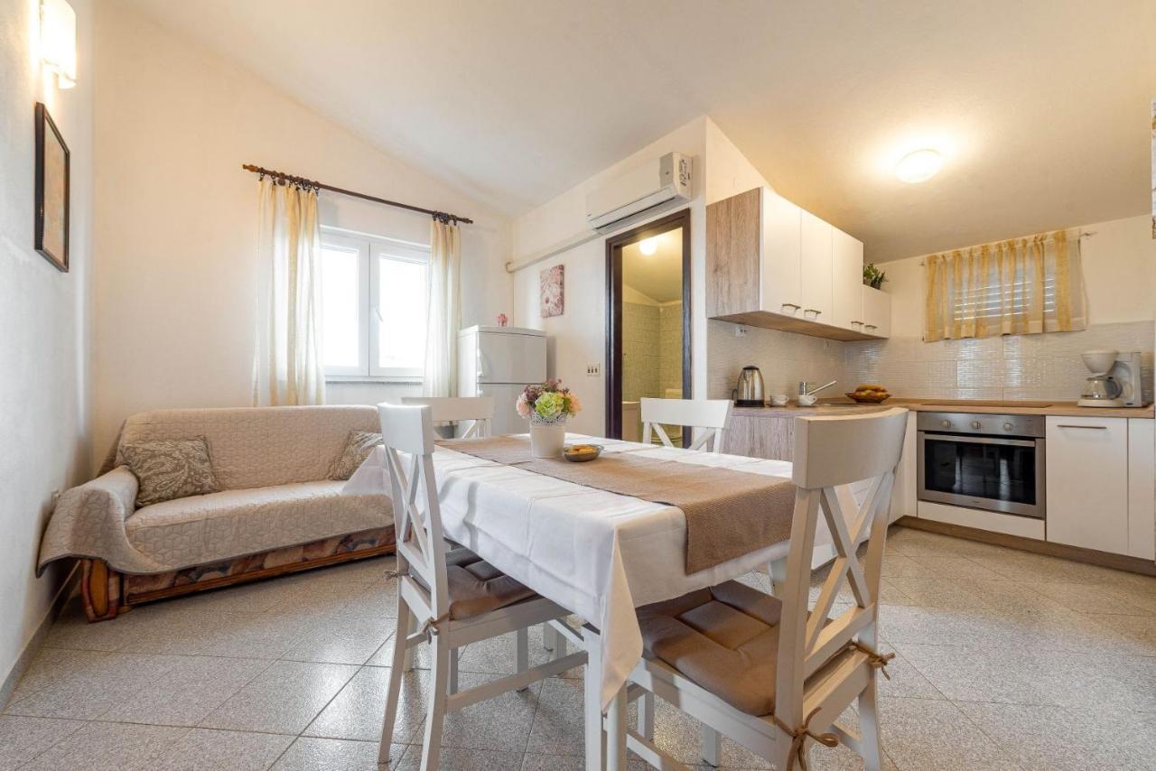 Family Friendly Seaside Apartments Kozino, Zadar - 5749 Petrcane Bagian luar foto