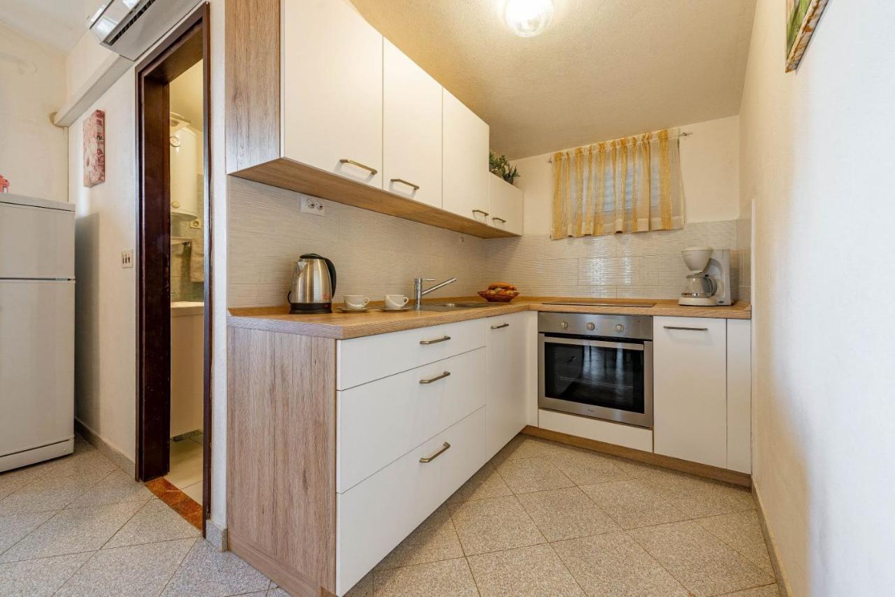 Family Friendly Seaside Apartments Kozino, Zadar - 5749 Petrcane Bagian luar foto